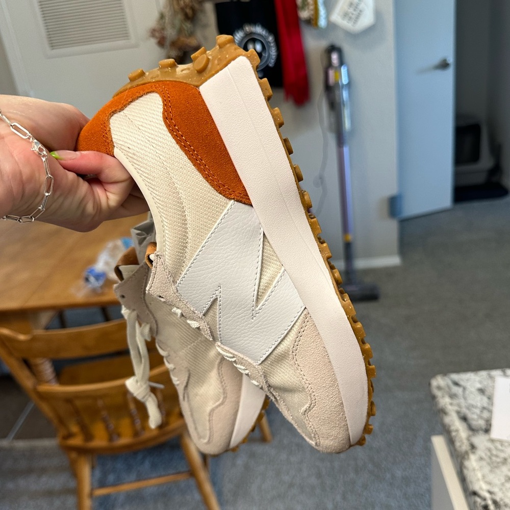 New Balance 327 Cream/Brown Size 9 Women’s